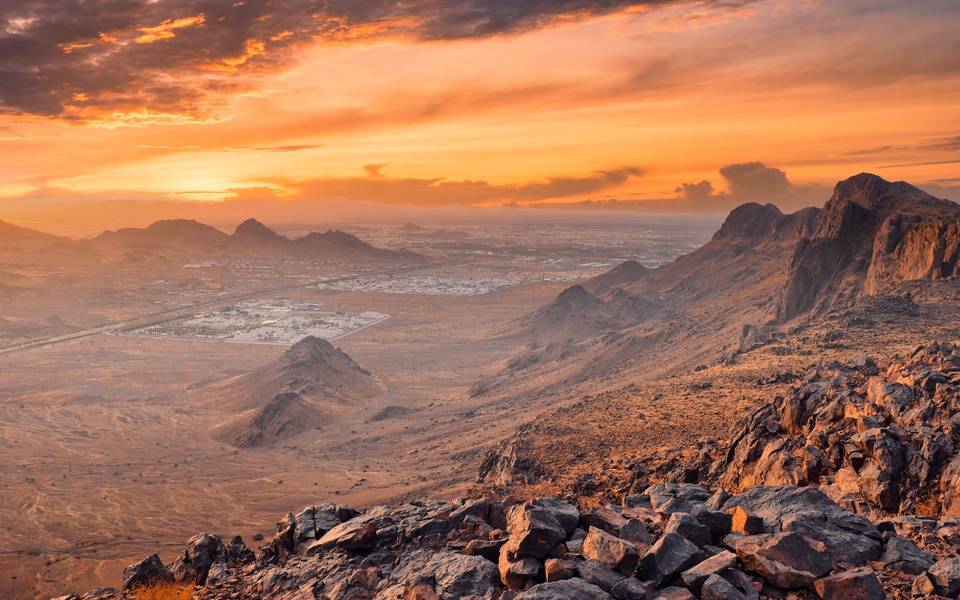 جبال وتلال صخرية حول المدينة المنورة وقت الغروب